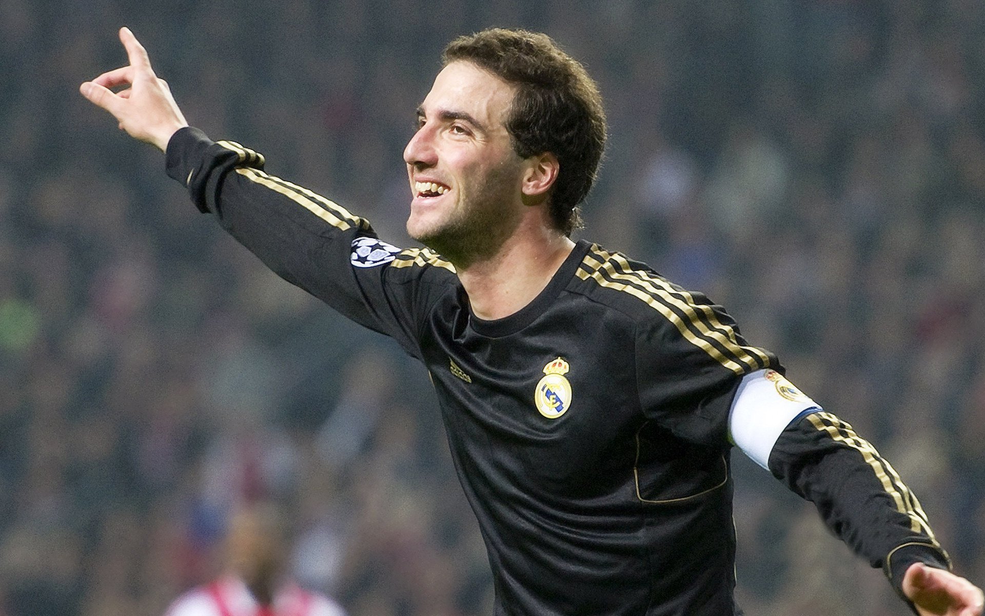 国家队缺乏对抗性强队热身机制，国家队存在