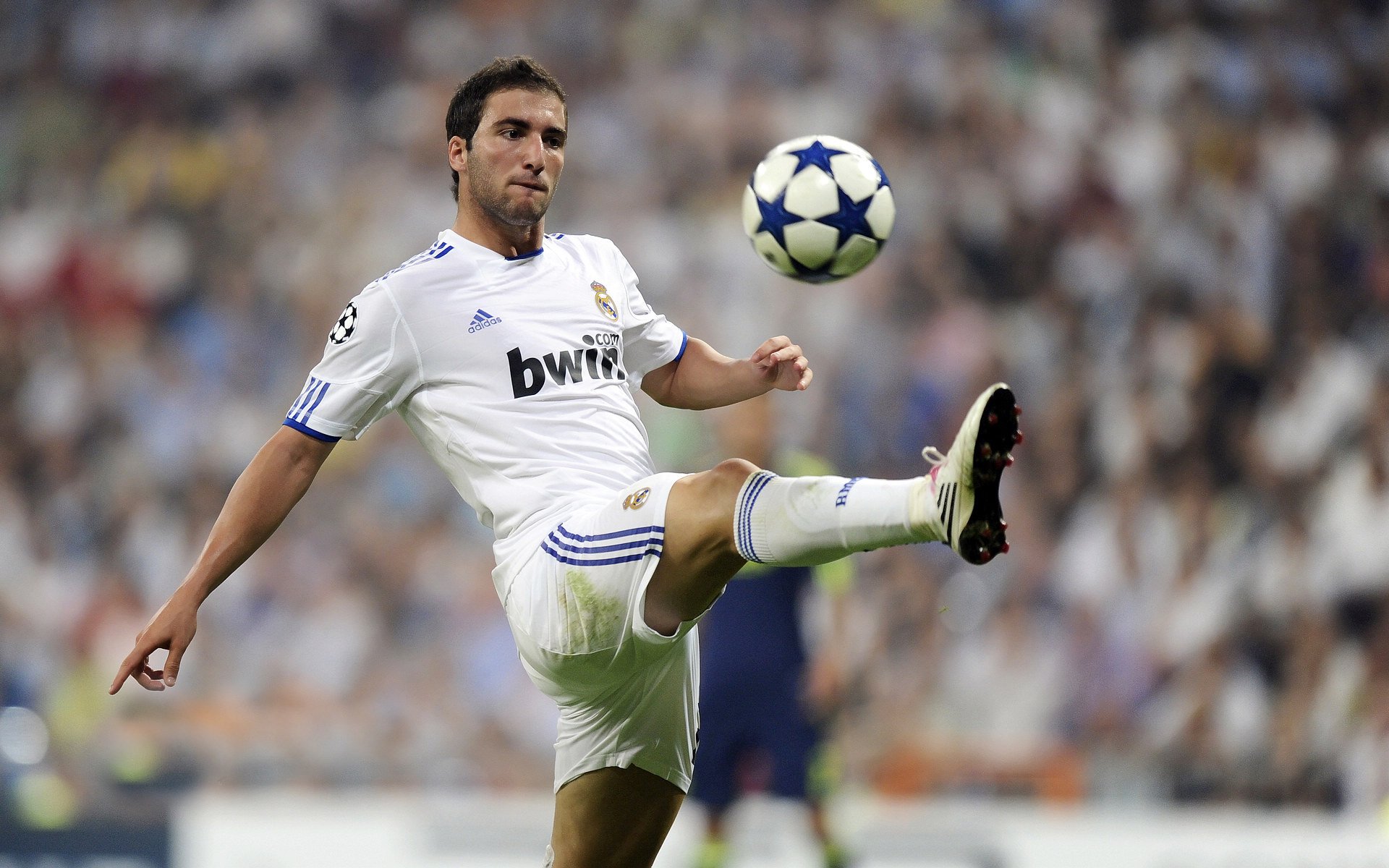 国家队中场组织长期依赖老将，国家队中场球员