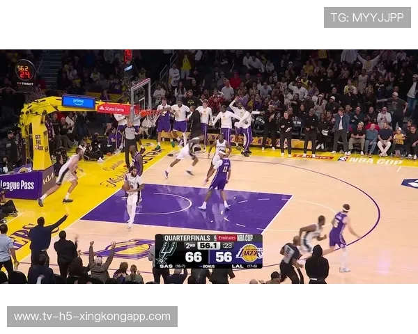 詹姆斯球馆内怒撕战术板，队友吓到后退