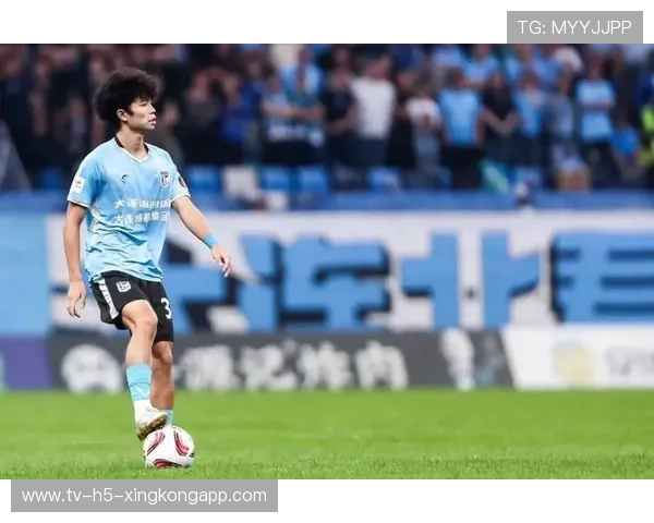 吕焯毅代表大连英博首发登场，贡献一次关键拦截